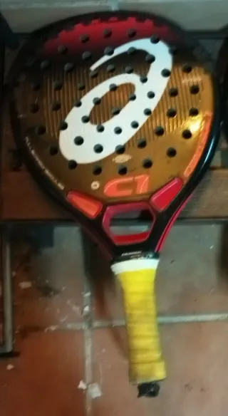 Pala de pádel Asics C1.