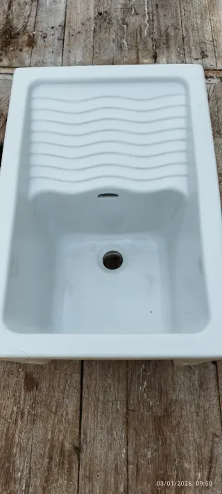 Pica lavadero cerámica blanca. En buen estado.
