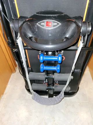 Cinta de correr plegable con mancuernas