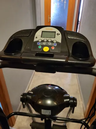 Cinta de correr plegable con mancuernas