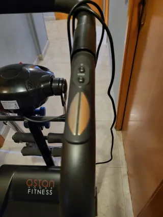 Cinta de correr plegable con mancuernas