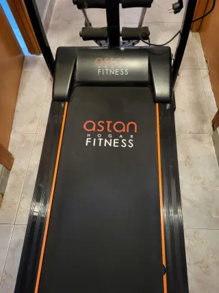 Cinta de correr plegable con mancuernas