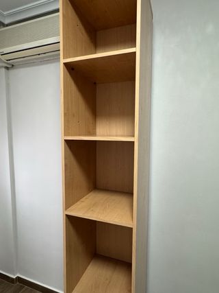 Estantería de madera estrecha