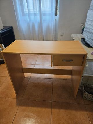 Escritorio de madera con cajón