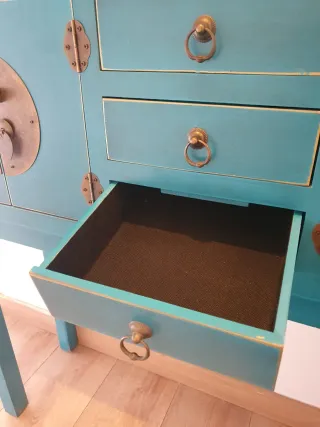 Consola estilo oriental azul y dorada