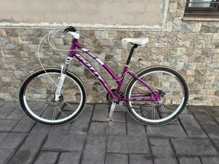 Bicicleta de montaña morada