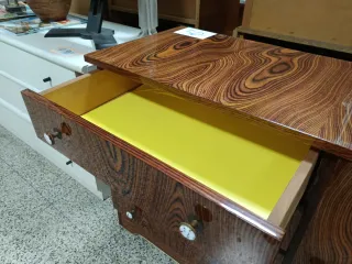 Cómoda con puerta y 4 cajones