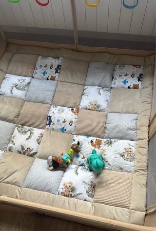 Parque infantil color beige.