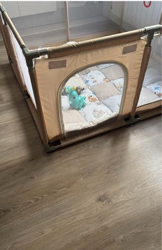 Parque infantil color beige.