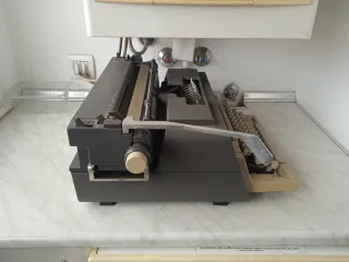Máquina de escribir OLIVETTI Linea 98