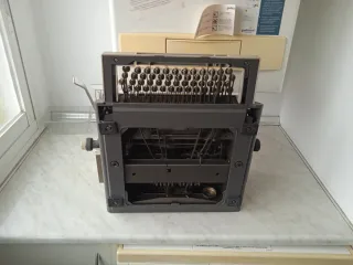 Máquina de escribir OLIVETTI Linea 98