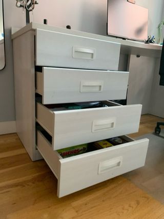 Scrivania ad L con quattro cassetti