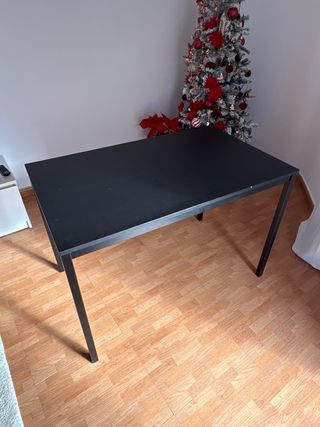 Mesa de comedor negra y madera