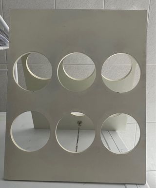 Estante de vino blanco de madera