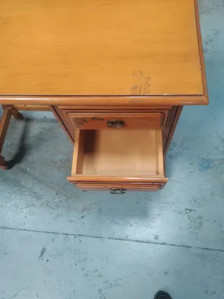 Escritorio madera pino con cajones