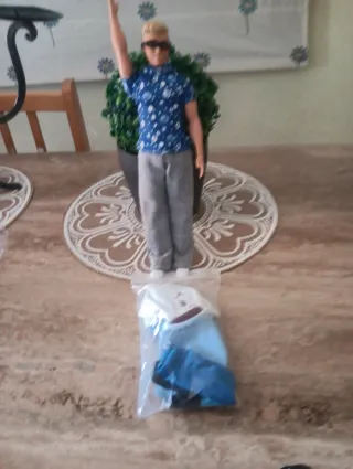 Muñeco Ken con accesorios y regalo