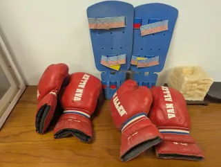 2 Pares Guantes Boxeo Rojos 1 par prot. Espinillas