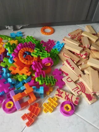 Costruzioni plastica e blocchi in legno