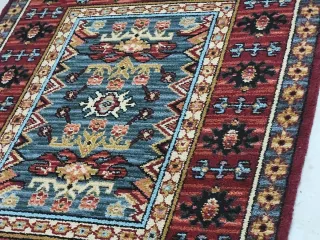 Alfombra azul y roja de lana