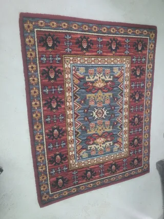 Alfombra azul y roja de lana