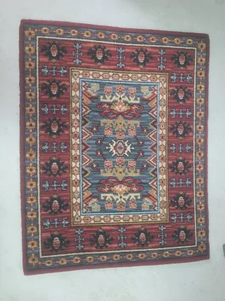 Alfombra azul y roja de lana