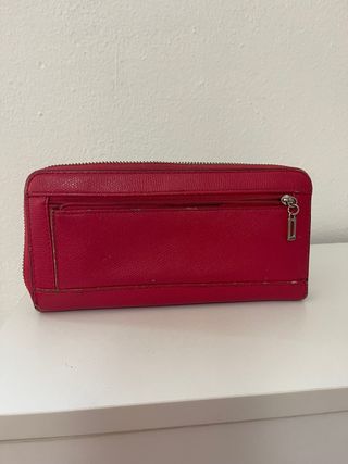 Cartera Guess Roja con Logo Dorado