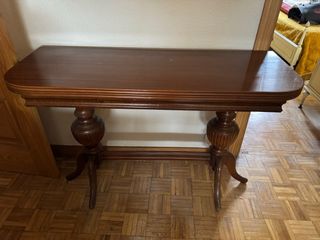 Mesa de madera estilo clásico