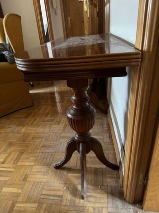 Mesa de madera estilo clásico