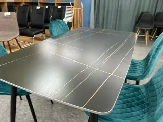 Mesa de comedor con 4 sillas