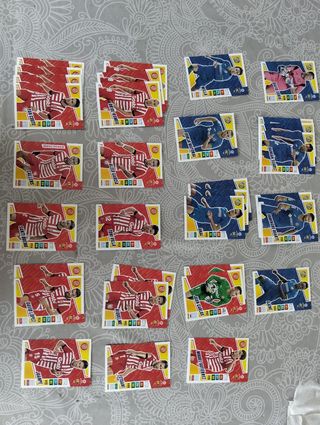 Cromos de fútbol y caja Adrenalyn 2022-2023