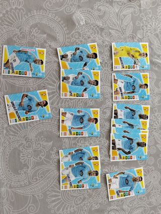 Cromos de fútbol y caja Adrenalyn 2022-2023