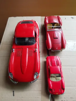 Coches de juguete rojos