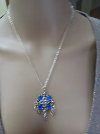 Collana nodo celtico con opale blu