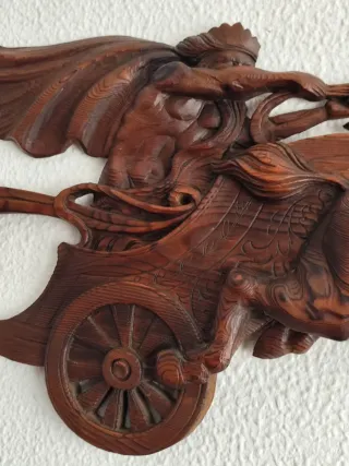 Preciosa talla de madera de una cuádriga romana