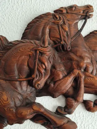 Preciosa talla de madera de una cuádriga romana