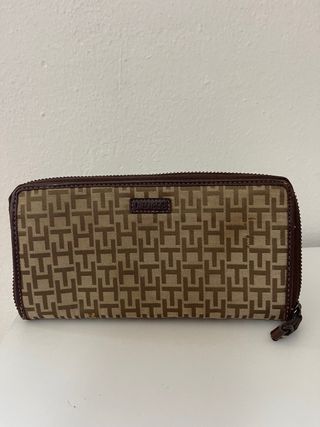 Cartera Tommy Hilfiger monograma