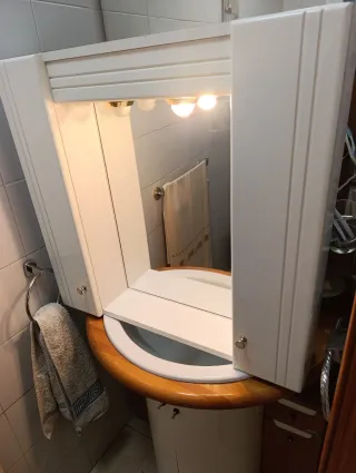 Armario de baño con espejo y luces