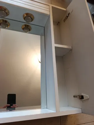 Armario de baño con espejo y luces