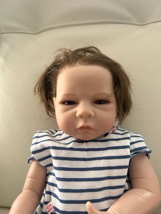 Muñeco realista ojos azules pestañas largas