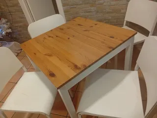 2 Mesas de madera con 8 sillas blancas