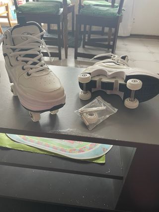 Zapatillas con ruedas blancas y negras