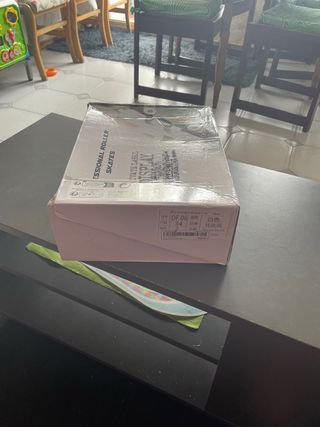 Zapatillas con ruedas blancas y negras