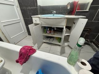 Mueble de baño azul y blanco