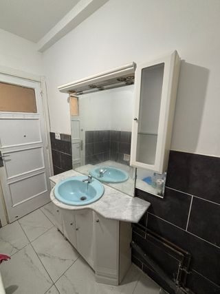 Mueble de baño azul y blanco