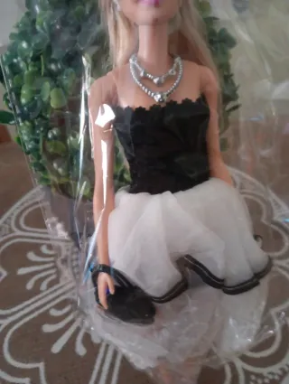 Muñeca Barbie con Vestido Negro y Blanco.muñeca fa