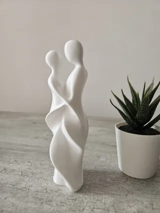 Statua moderna coppia abbracciata