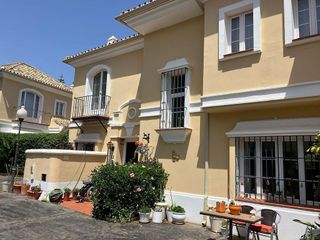 Casa pareada en venta en Elviria en Marbella