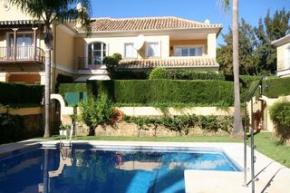 Casa pareada en venta en Elviria en Marbella