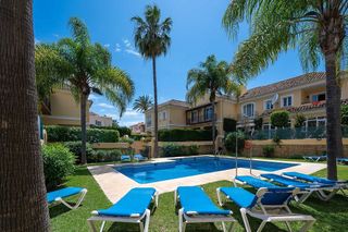 Casa pareada en venta en Elviria en Marbella
