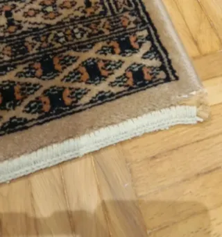 Alfombra de lana marrón y roja